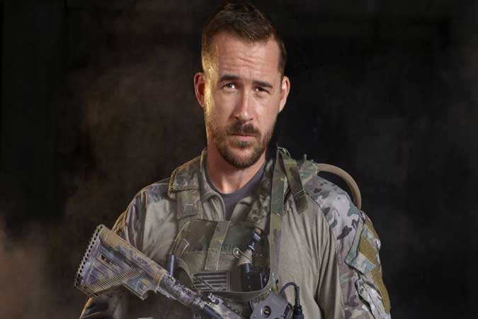 Barry Sloane در نقش سر آدریان ردفورت