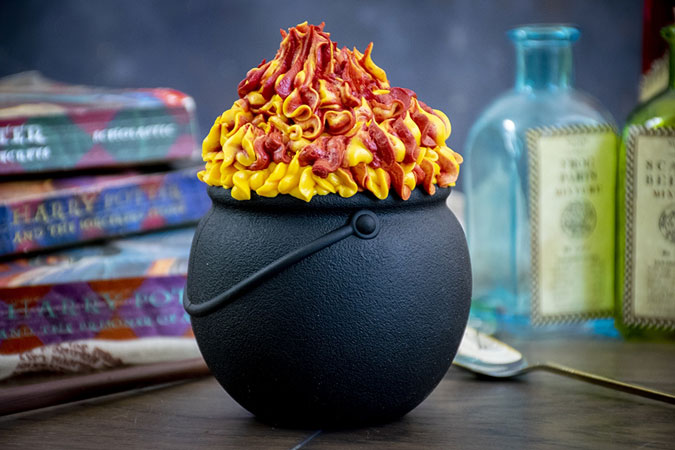 کیک دیگچهای (Cauldron Cake)